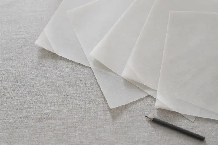 薄い紙を複数の層に重ねた様子